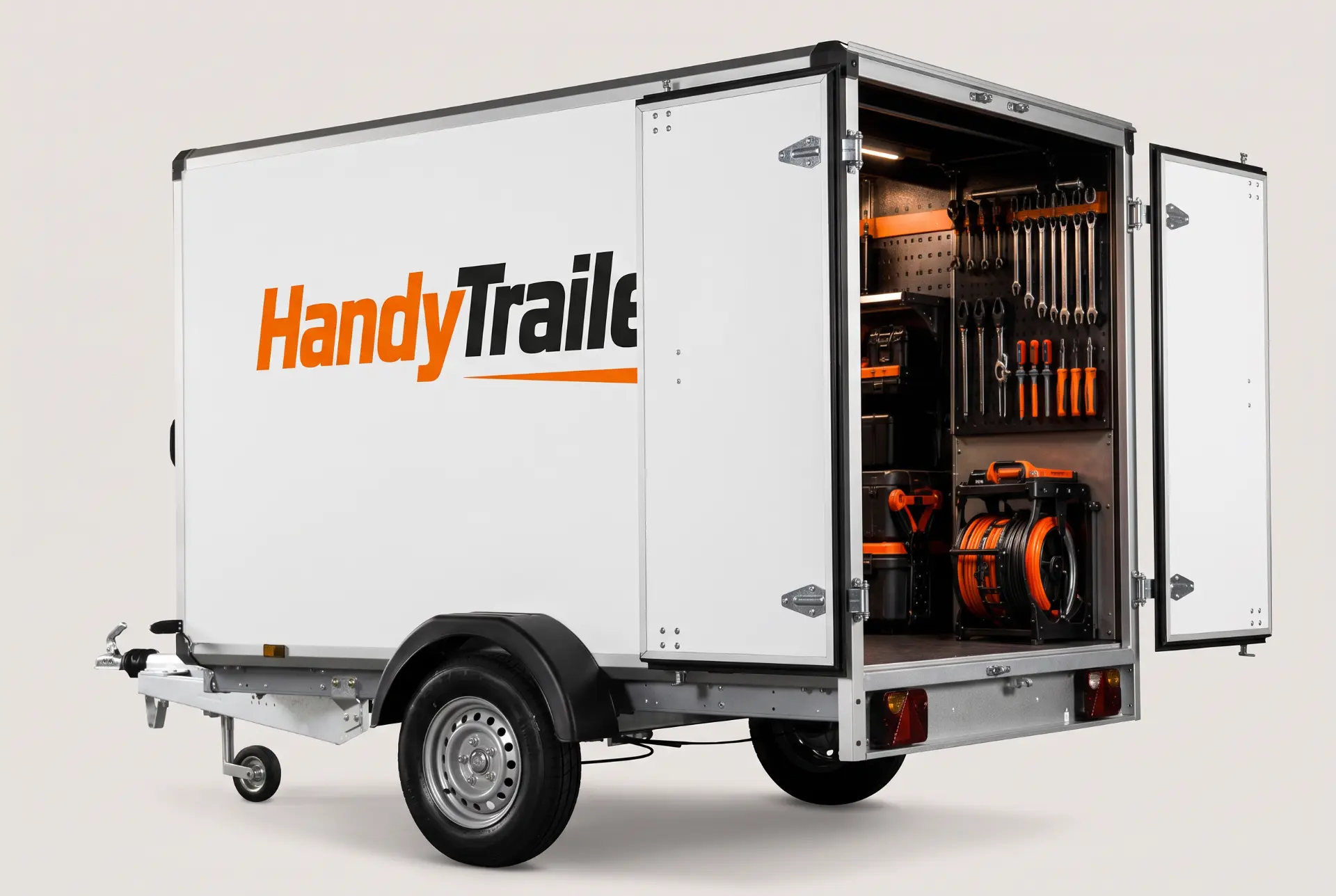 Hvid HandyTrailer med åbne bagdøre og professionelt værktøj